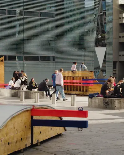 Platz hinter dem Kunstmuseum mit begehbaren Skulpturen aus Holz und bunten Elementen von Studio Umschichten, nachempfunden dem Künsterl Otto Herbert Hajek.
