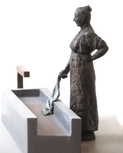 Modell der neuen Bronzeskulptur "Die Wäscherin" an einem Brunnen