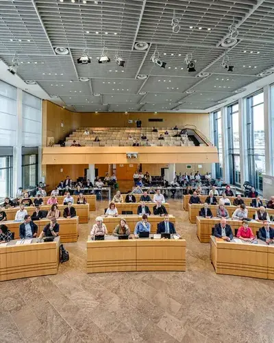 Großer Sitzungssaal im Stuttgarter Rathaus mit den Mitgliedern des Gemeinderats