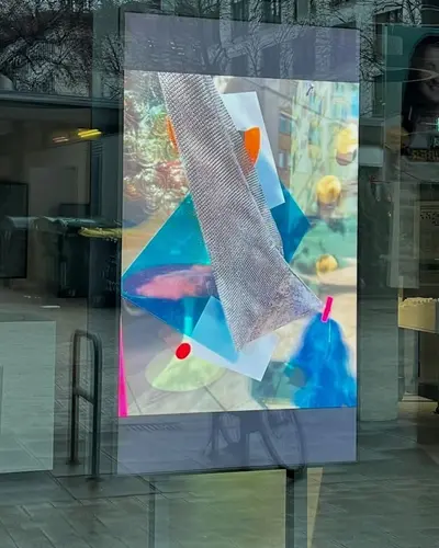 Screen mit sehr farbigem Foto, dass eine Alltagsinstallation der Künstlerin zeigt