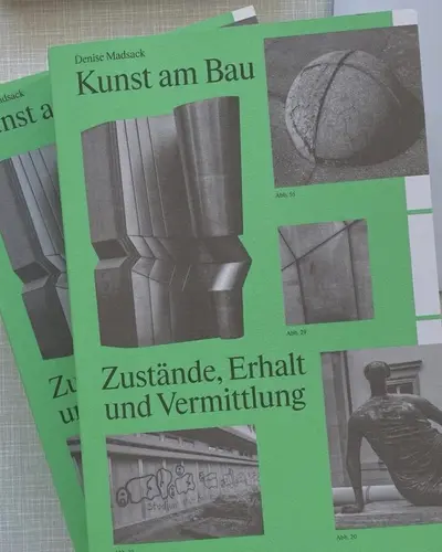 2 grüne Bücher übereinanderliegend. Cover zeigt schwarz-weiß Fotos von Skulpturen im öffentlichen Raum
