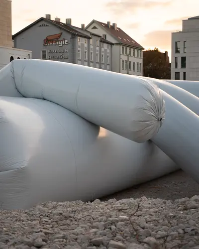 Nahaufnahme einer organisch aufblasbaren großen Plastik im Stadtraum in einer Baustelle